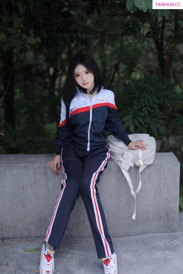   [XiuRen]高清写真图 2024.04.02 No.8335 小薯条nienie 美臀性感第10张图片